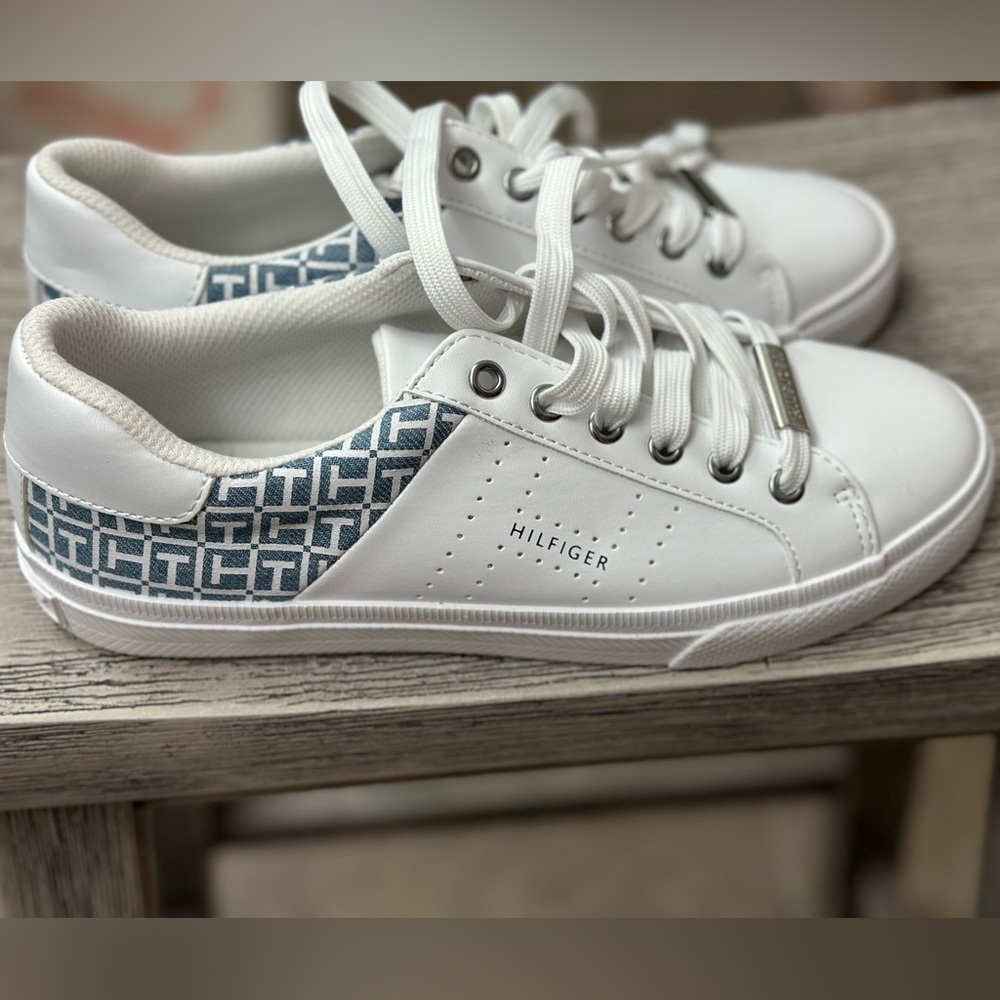 Tommy Hilfiger white low-top sneakers NWOT